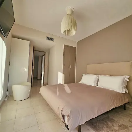 Superbe 2 Pieces 70m Parking Prive Climatisation Appartamento *